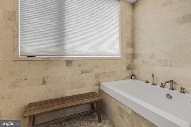 Building Photo - 1108 N Bodine St