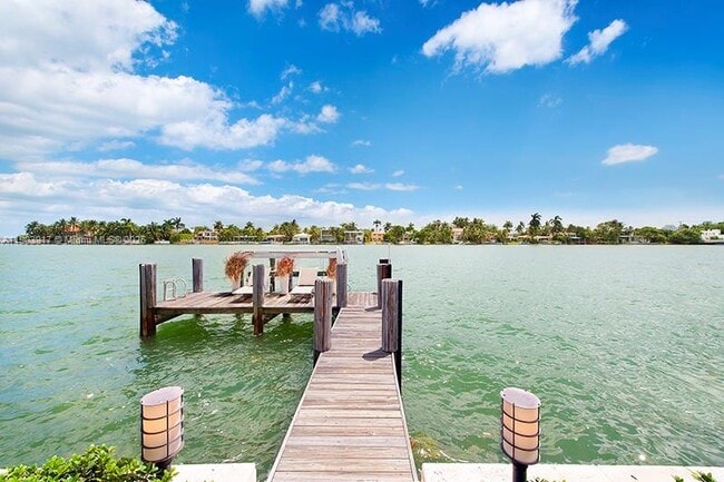 Building Photo - 405 E San Marino Dr