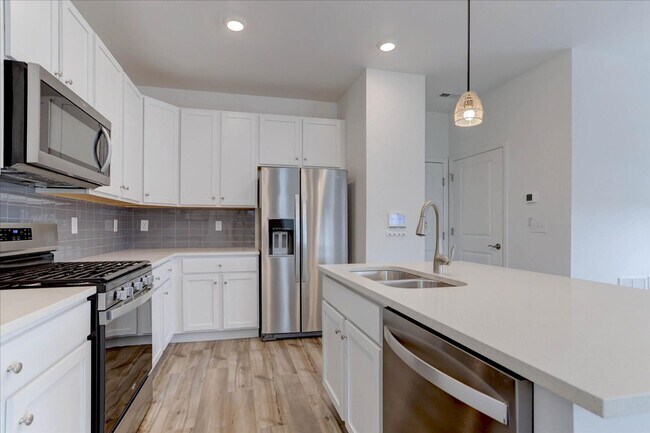 Building Photo - 1828 S Poplar Ct