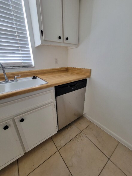 Building Photo - 7035 Cedarhurst Dr