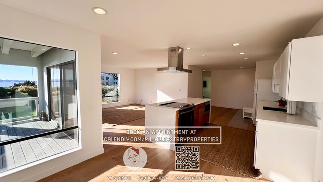 Building Photo - One of a kind 2bd/2bth with breathtaking views of the Bay, includes water, garbage, 1 parking spo...