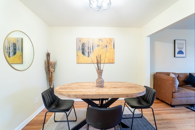 Building Photo - Spacious Updated Unit of Quadplex Available in Park Hill