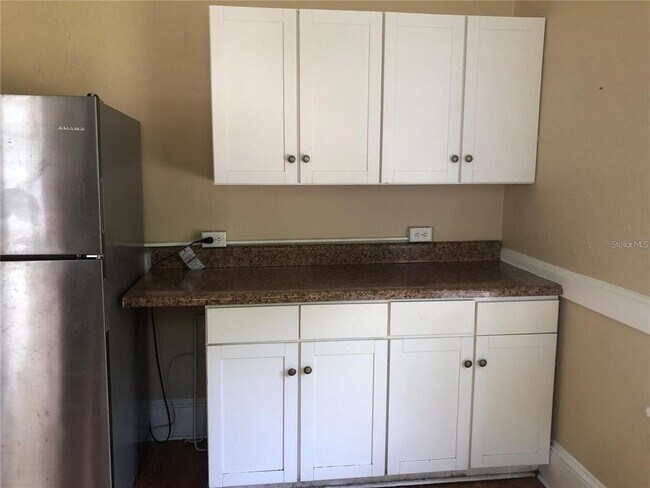 Building Photo - 25422 Pine St