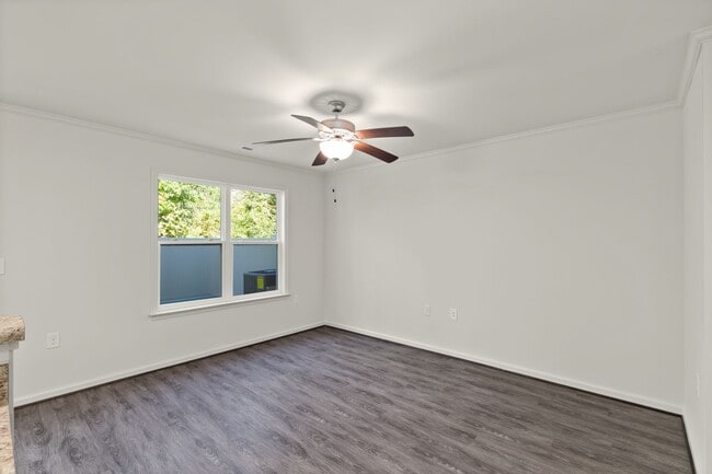 Building Photo - 2 Bed 2.5 Bath Townhome