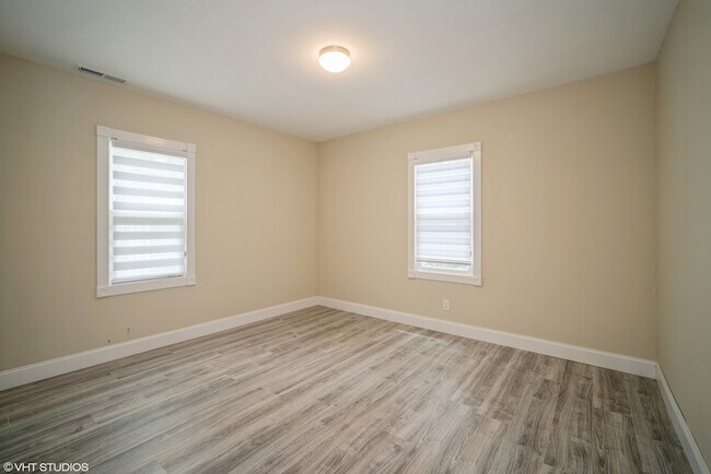 Building Photo - 685 Anthony Trail