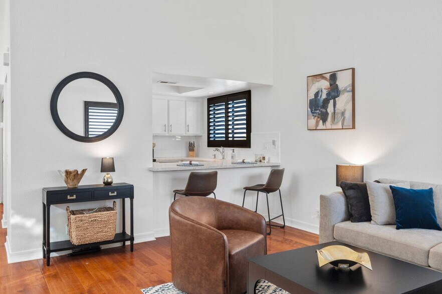 Building Photo - 526 Via De La Valle