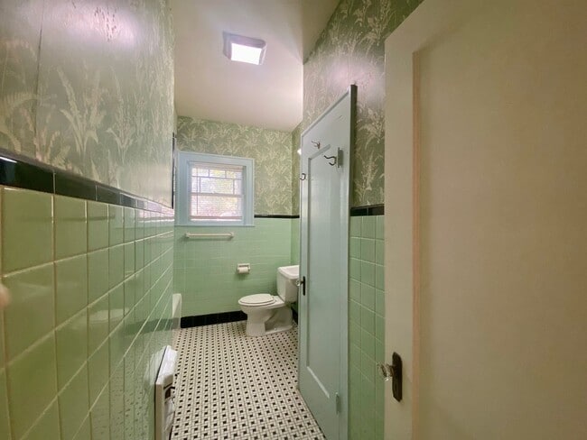 Building Photo - Prelease for August!  Close to Campus!  2800 Dancy.