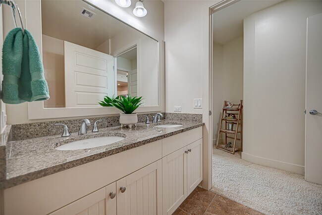 Building Photo - 801 E Beach Dr