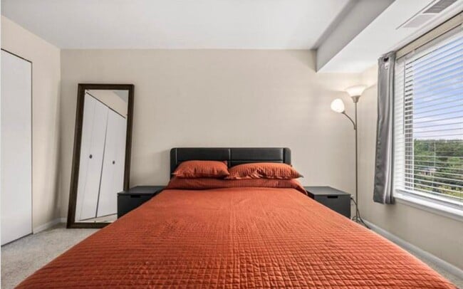 Building Photo - Bright And Luxurious 1 Bed 1 Bath Condo In Amenity-filled Woodlake Towers