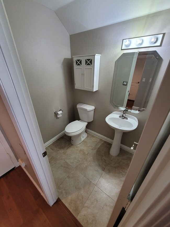 Building Photo - Two story 4/3 for rent in NE Phoenix