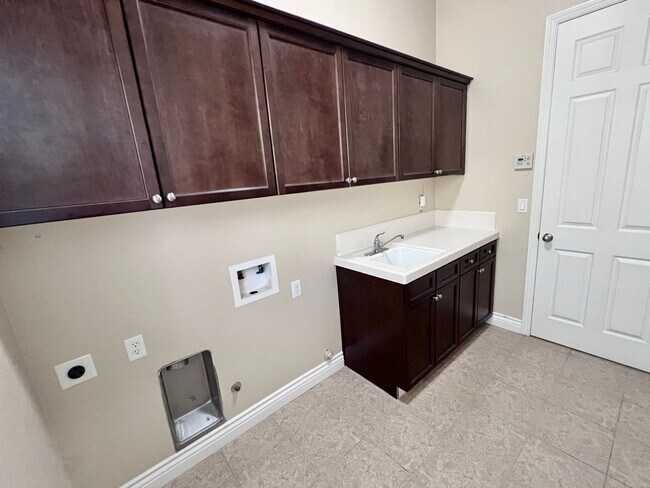 Building Photo - $2,695 Bullard & Hwy 99, 4 Bedroom With So...