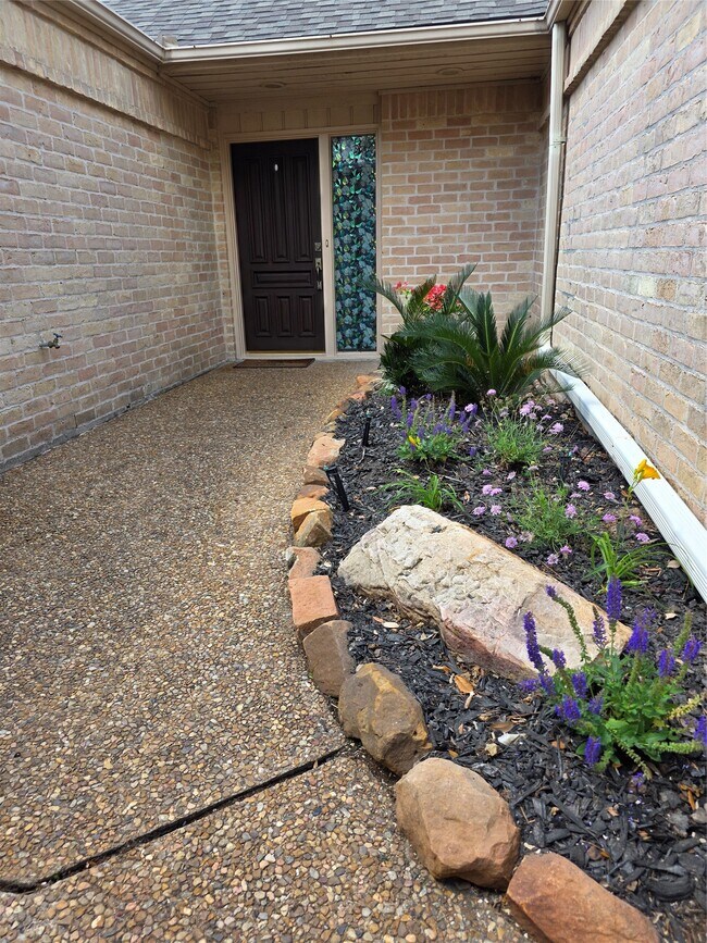 Building Photo - 406 Fox Briar Ln