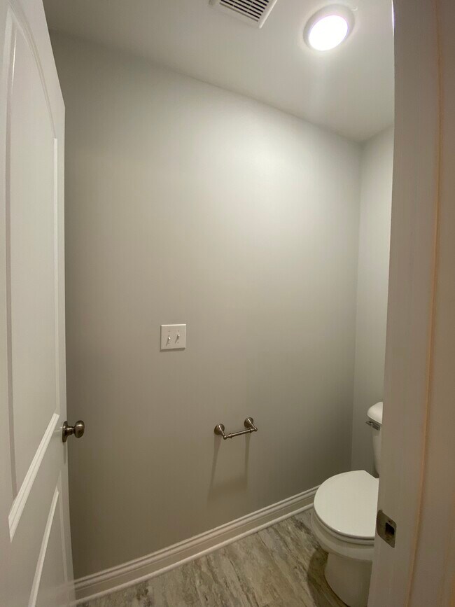 Building Photo - 6645 Woods Mill Dr