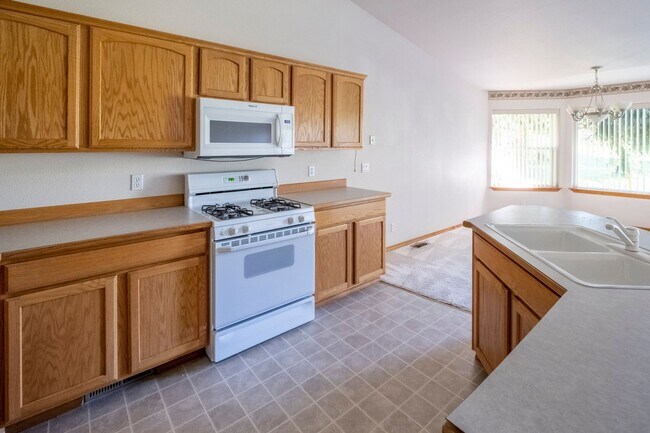 Building Photo - Home in Post Falls!