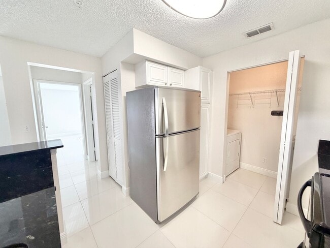 Building Photo - ** IBIS CLUB ** 1 BED / 1 BATH - CONDO - GATED COMMUNITY - SMALL PET OK! - ANNUAL RENTAL