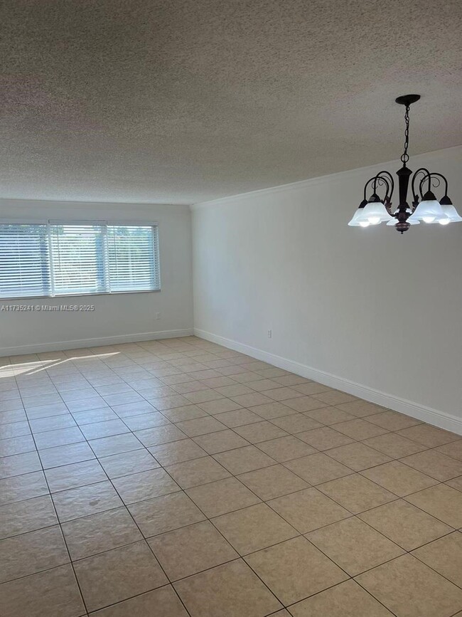 Building Photo - 6930 Miami Gardens Dr