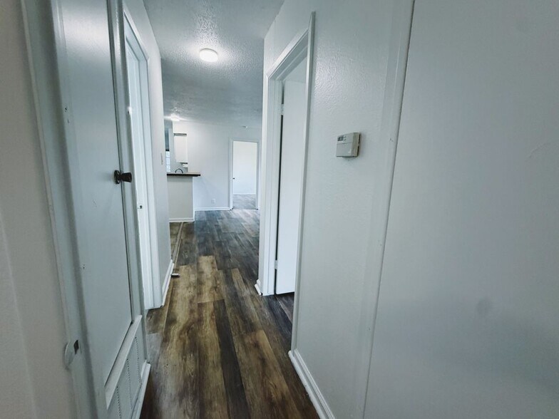 Building Photo - 9906 Hundred Oaks Cir