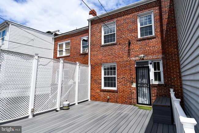Building Photo - 1631 D St NE