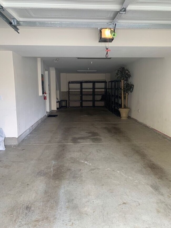 Building Photo - GORGEOUS MODERN 3BR 3BA TOWNHOUSE IN BEAUT...