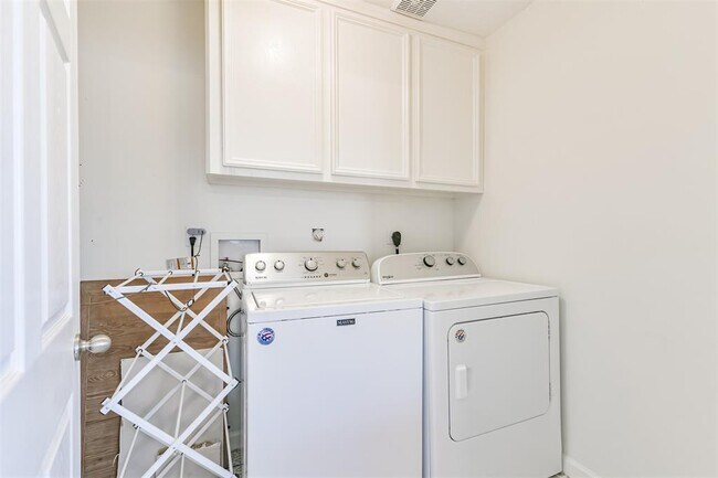Building Photo - 802 Mary Ann Dr