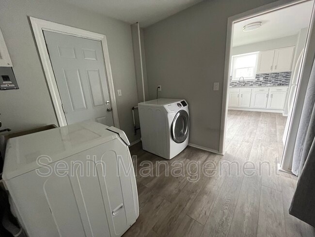 Building Photo - 3302 Greenfield Rd