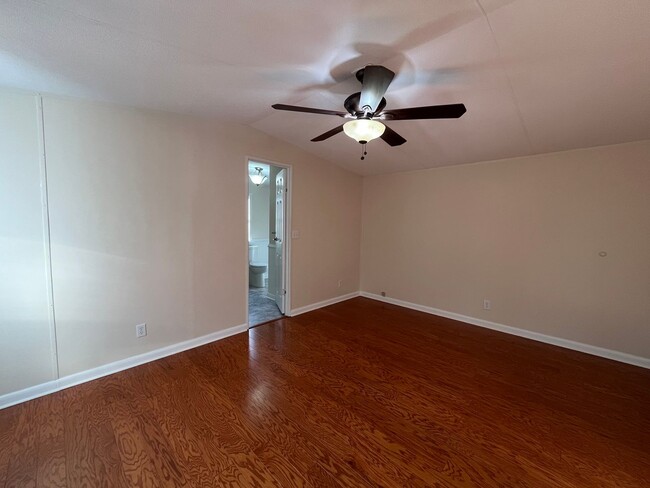 Building Photo - Newly renovated 3 Bedroom, 2 Bathroom Manu...