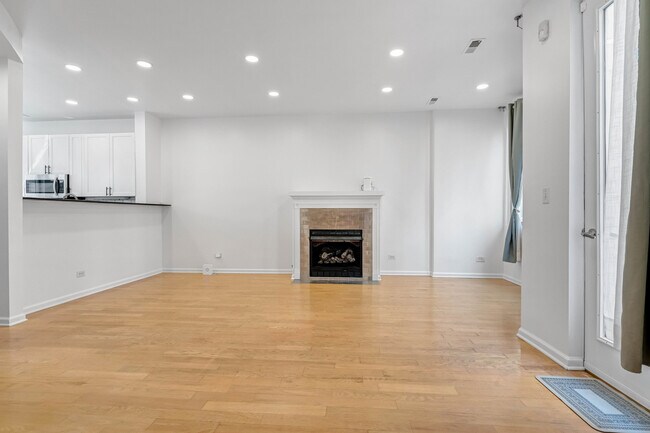 Building Photo - 3262 W Armitage Ave