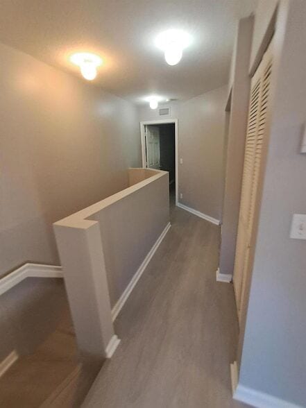 Building Photo - 2702 Lakeview Dr W