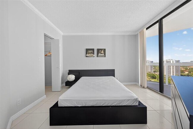 Building Photo - 20185 E Country Club Dr