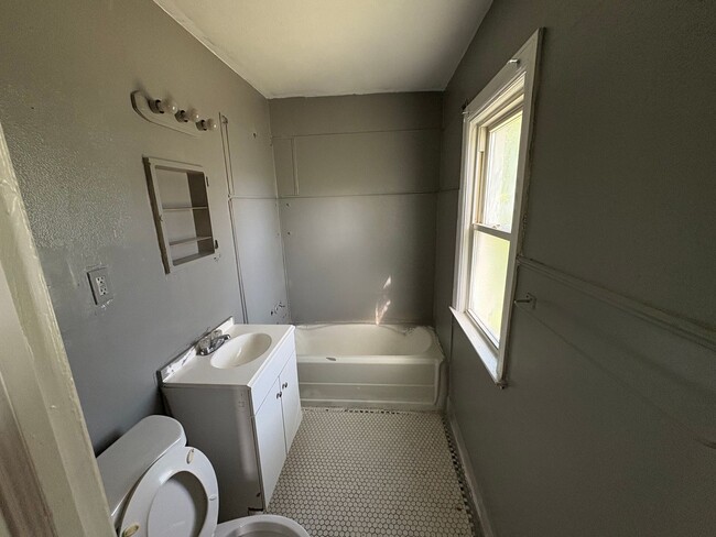 Building Photo - 3 Bedroom Home In Detroit