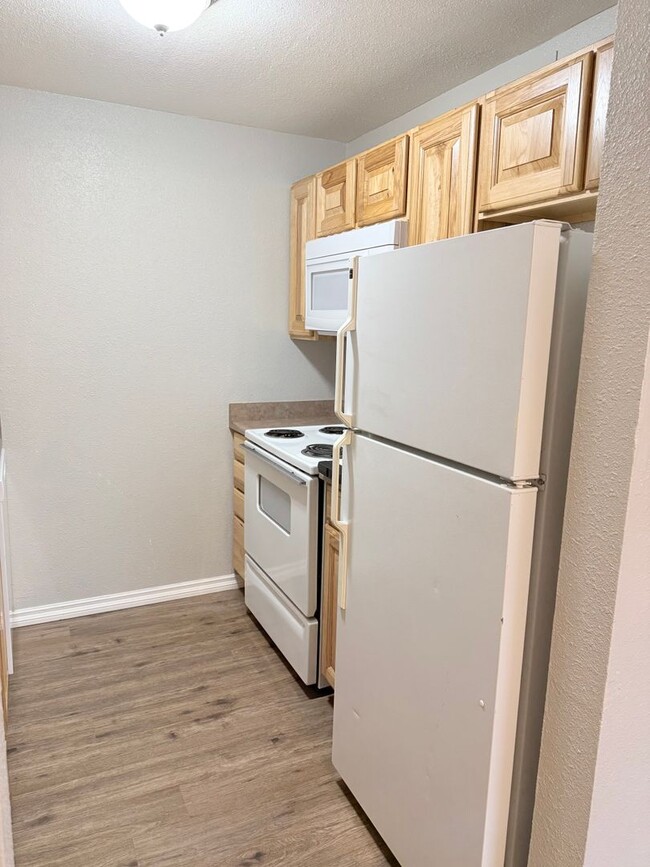 Building Photo - Beautiful 2 bed 1 bath apartment in the he...