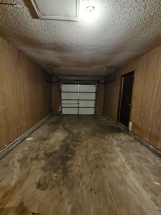 Building Photo - (4) Bed/(2) Bath New Flooring and Fresh Pa...