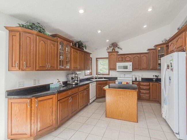 Building Photo - 809 S Outlook Dr