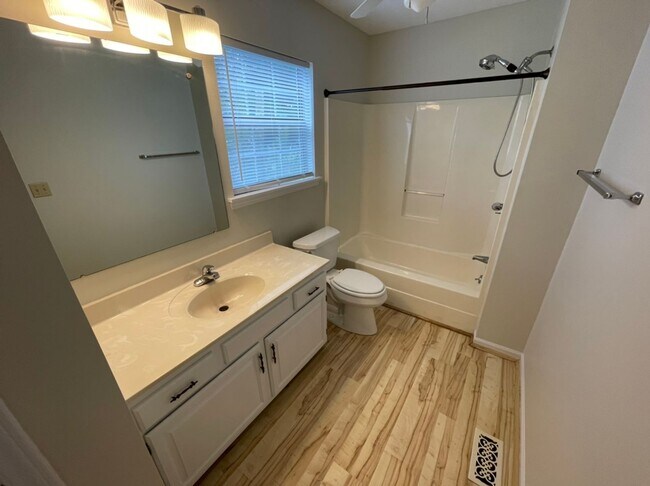 Building Photo - Adorable 3 Bedroom Home in Durham with Fir...