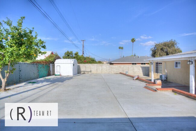 Building Photo - Contemporary Newly Renovated 3 Bedroom 2 Bathroom Residence