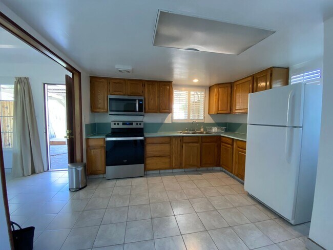 Building Photo - Nice 3 bedroom 1 bath with office Walking ...