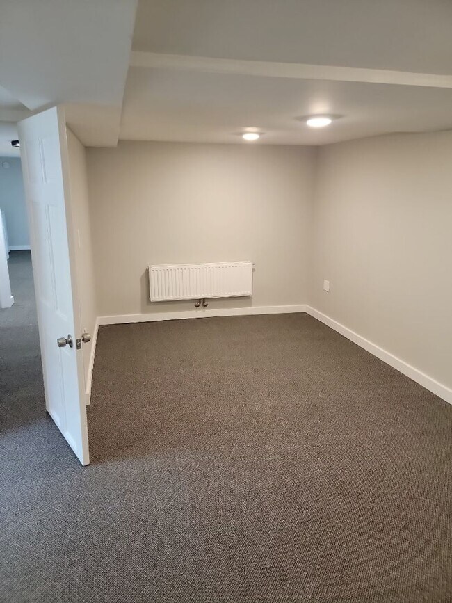 Building Photo - AVAILABLE JUNE 1st 2026 - Fantastic Newly ...