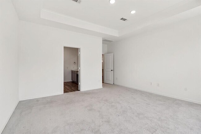 Building Photo - 15818 Dove Holw Dr