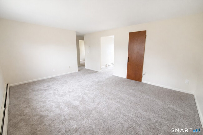 Building Photo - 949 Hopmeadow St