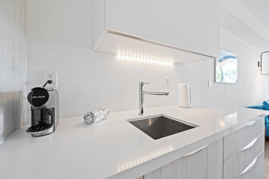 Building Photo - 6080 Collins Ave