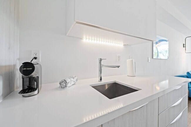 Building Photo - 6080 Collins Ave