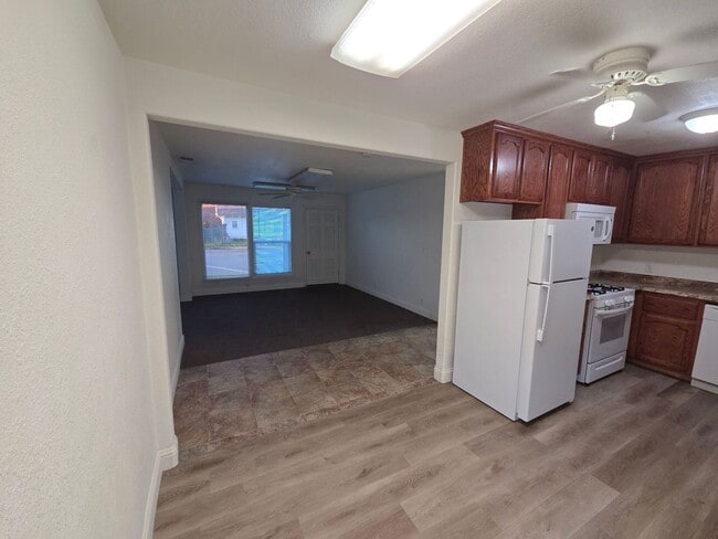 Building Photo - 2 Bedroom Apartment