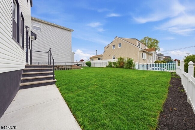Building Photo - 551 Schuyler Ave