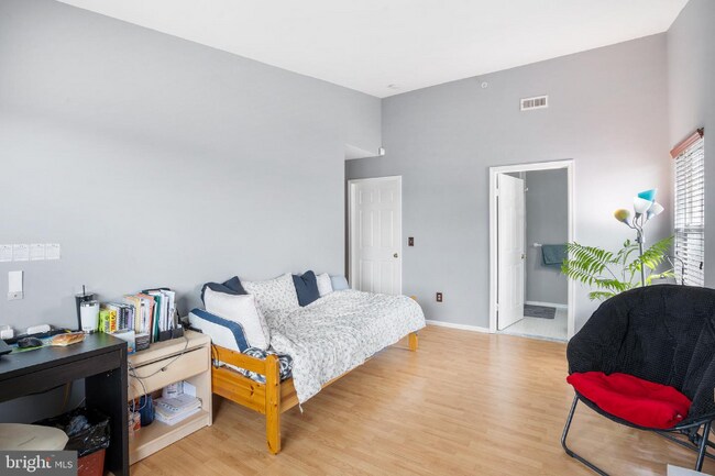 Building Photo - 305 Ventnor Ct