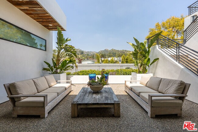 Building Photo - 1540 N Curson Ave