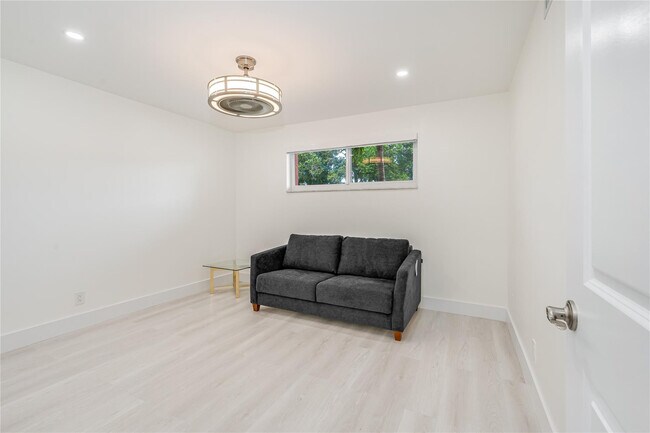 Building Photo - 411 S Hollybrook Dr