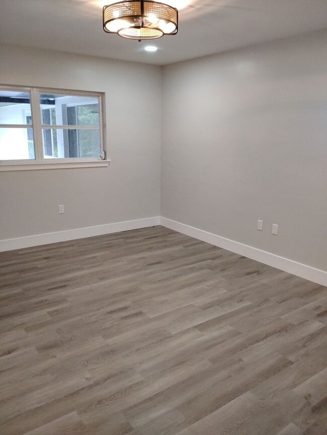 Building Photo - Upgraded 4 Bedroom in Deland - Available Now!