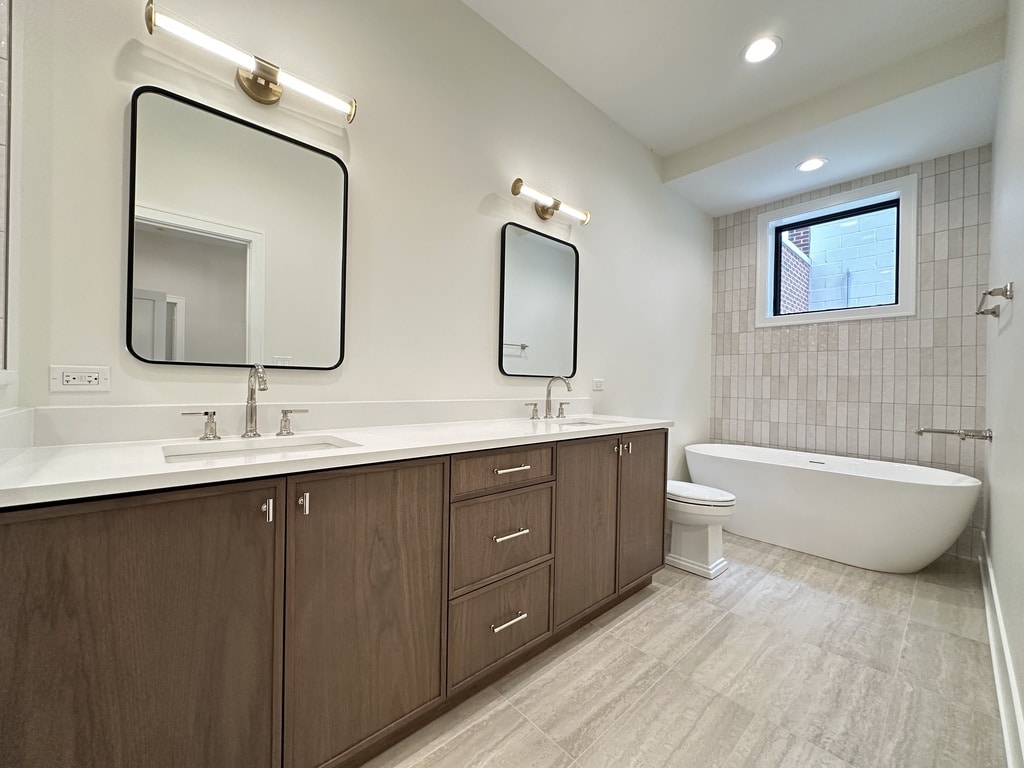 Building Photo - 1747 W Le Moyne St