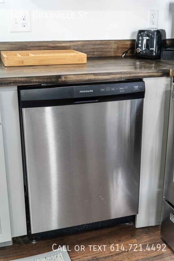 Building Photo - 1487 Granville St