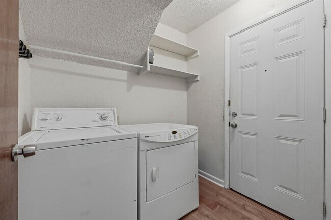 Building Photo - 1928 Holly Hill Dr